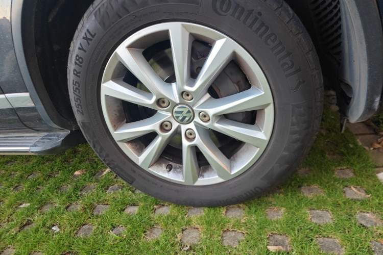 Used Volkswagen Touareg 2017 3.0 TSI Touareg Edition Right Front Wheel Hub
