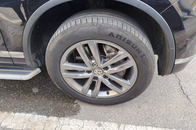 Used Volkswagen Touareg 2017 3.0 TSI Touareg Edition Right Front Wheel Hub