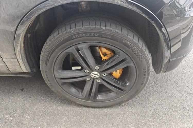 Used Volkswagen Touareg 2017 3.0 TSI Expedition Edition Right Front Wheel Hub