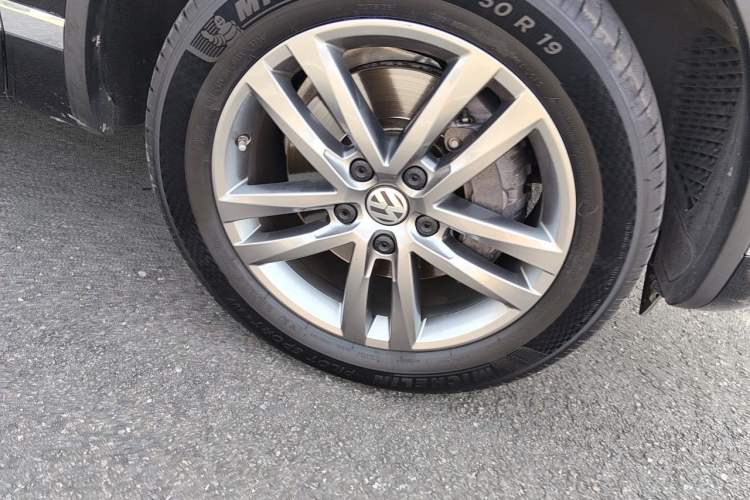 Used Volkswagen Touareg 2017 3.0 TSI Yuyue Model Right Front Wheel Hub
