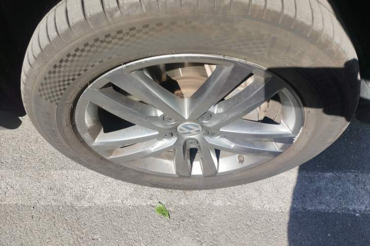 Used Volkswagen Touareg 2017 3.0 TSI Touareg Edition Right Front Wheel Hub