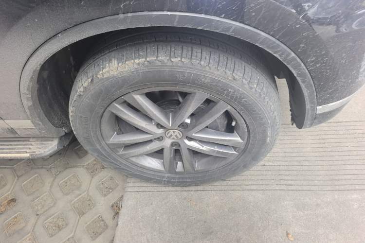 Used Volkswagen Touareg 2017 3.0 TSI Touareg Edition Right Front Wheel Hub