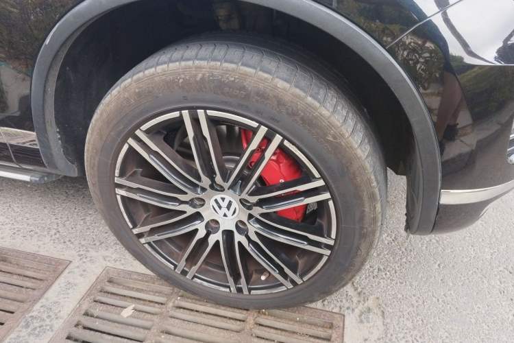 Used Volkswagen Touareg 2017 3.0 TSI Touareg Model Right Front Wheel Hub