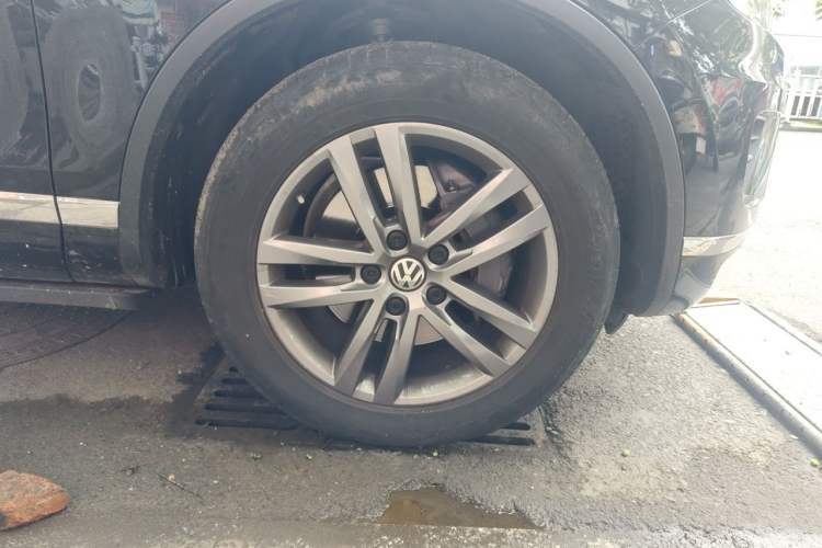 Used Volkswagen Touareg 2017 3.0 TSI Touareg Edition Right Front Wheel Hub