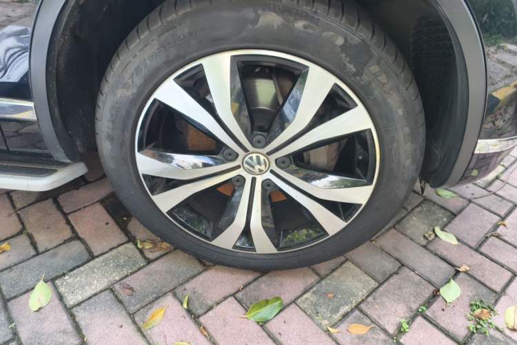 Used Volkswagen Touareg 2017 3.0 TSI Expedition Edition Right Front Wheel Hub
