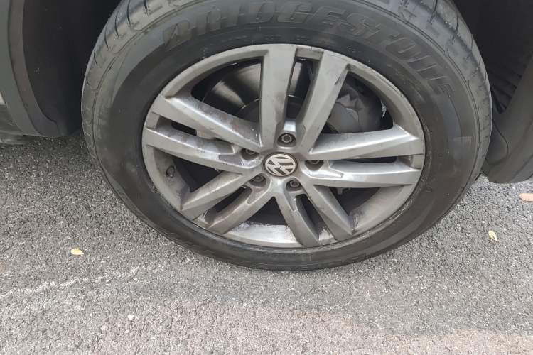 Used Volkswagen Touareg 2017 3.0 TSI Touareg Edition Right Front Wheel Hub