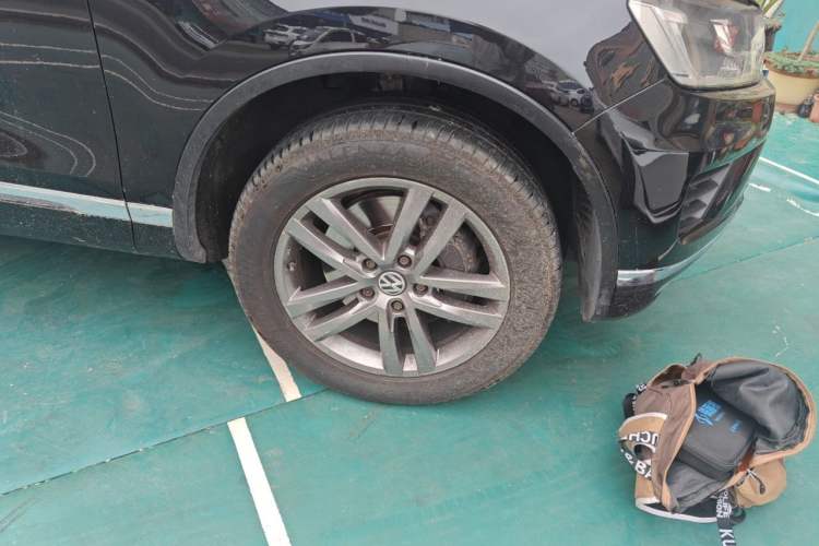 Used Volkswagen Touareg 2017 3.0 TSI Touareg Edition Right Front Wheel Hub