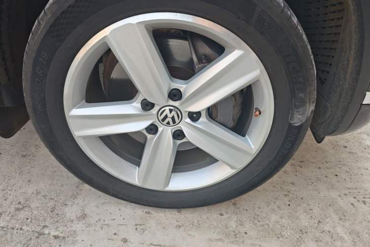 Used Volkswagen Touareg 2017 3.0 TSI Touareg Edition Right Front Wheel Hub