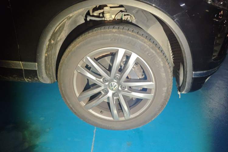 Used Volkswagen Touareg 2017 3.0 TSI Touareg Edition Right Front Wheel Hub