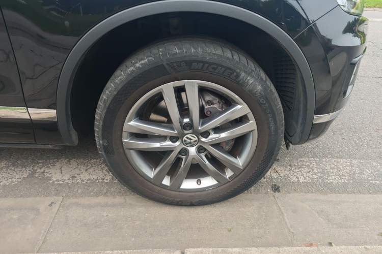 Used Volkswagen Touareg 2017 3.0 TSI Touareg Edition Right Front Wheel Hub