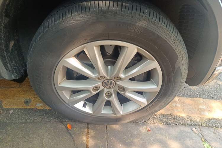 Used Volkswagen Touareg 2017 3.0 TSI Touareg Model Right Front Wheel Hub