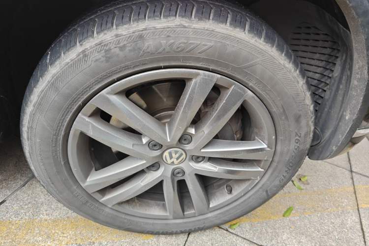 Used Volkswagen Touareg 2017 3.0 TSI Touareg Edition Right Front Wheel Hub