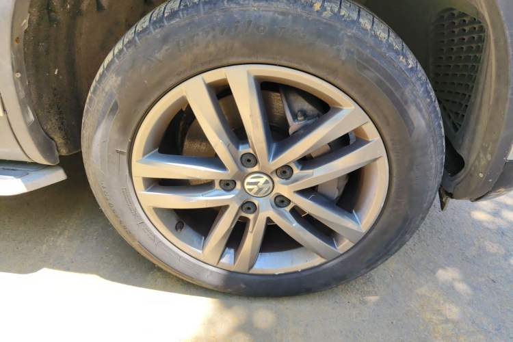 Used Volkswagen Touareg 2017 3.0 TSI Touareg Edition Right Front Wheel Hub