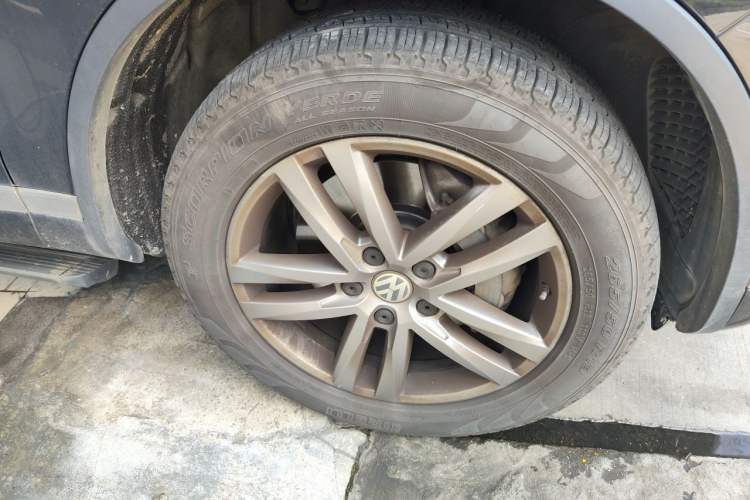 Used Volkswagen Touareg 2017 3.0 TSI Touareg Edition Right Front Wheel Hub