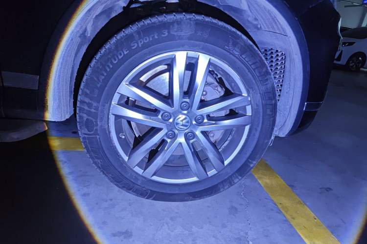 Used Volkswagen Touareg 2017 3.0 TSI Touareg Edition Right Front Wheel Hub