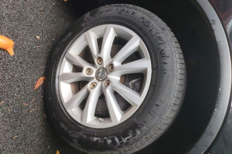 Used Volkswagen Touareg 2017 3.0 TSI Touareg Model Right Front Wheel Hub
