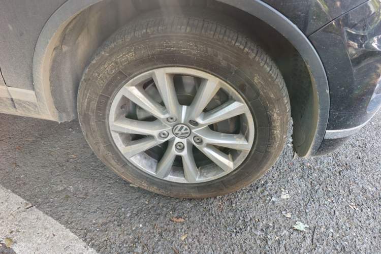 Used Volkswagen Touareg 2017 3.0 TSI Touareg Model Right Front Wheel Hub