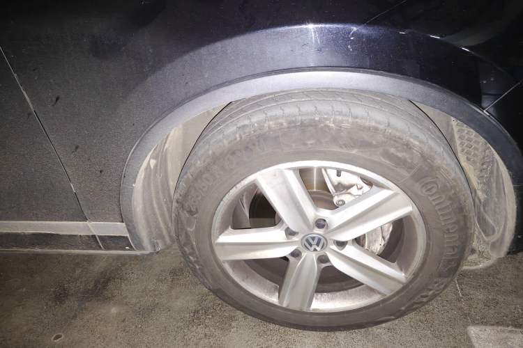 Used Volkswagen Touareg 2017 3.0 TSI Touareg Edition Right Front Wheel Hub