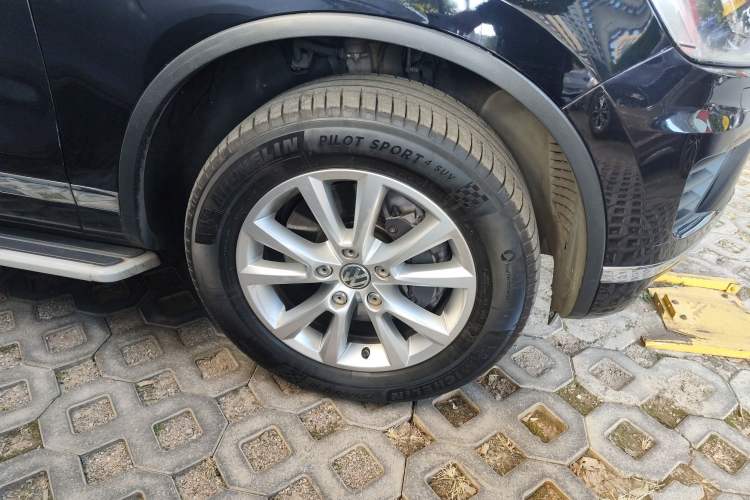 Used Volkswagen Touareg 2017 3.0 TSI Touareg Model Right Front Wheel Hub