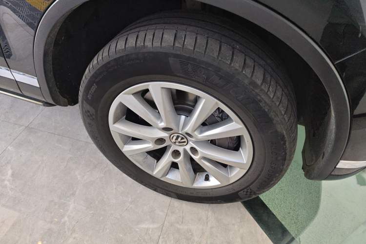 Used Volkswagen Touareg 2017 3.0 TSI Touareg Model Right Front Wheel Hub