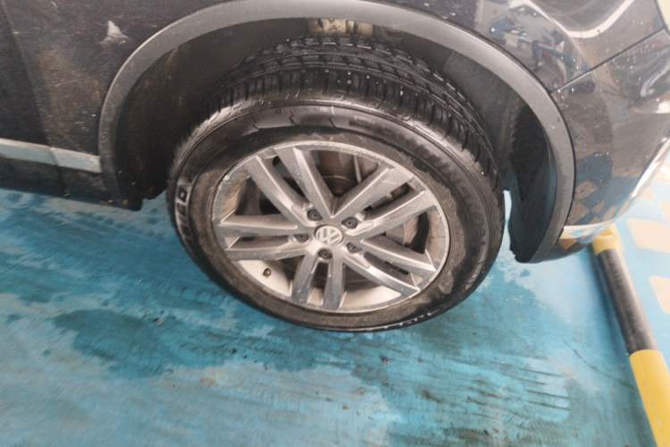 Used Volkswagen Touareg 2017 3.0 TSI Touareg Edition Right Front Wheel Hub