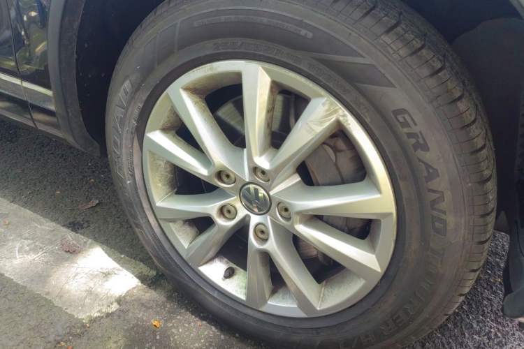 Used Volkswagen Touareg 2017 3.0 TSI Touareg Model Right Front Wheel Hub