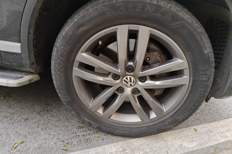 Used Volkswagen Touareg 2017 3.0 TSI Touareg Edition Right Front Wheel Hub