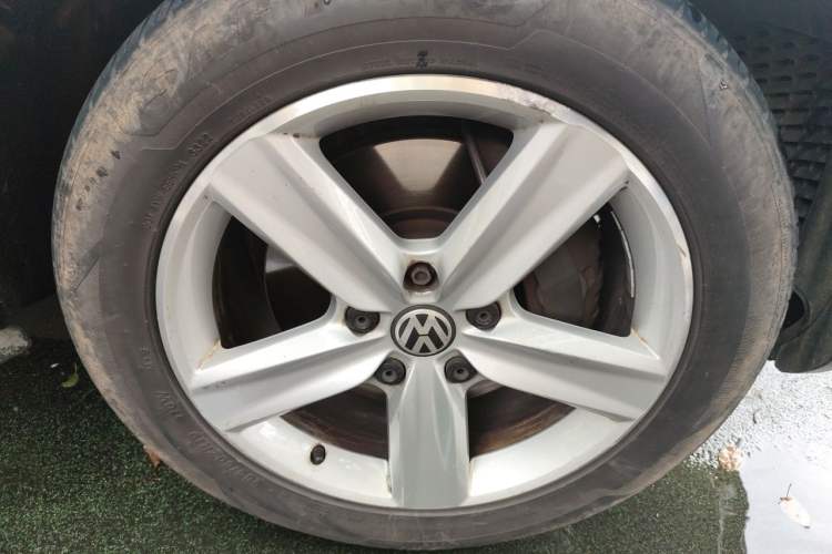 Used Volkswagen Touareg 2017 3.0 TSI Touareg Edition Right Front Wheel Hub