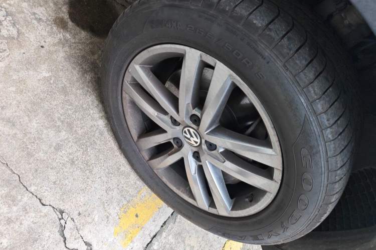 Used Volkswagen Touareg 2017 3.0 TSI Touareg Edition Right Front Wheel Hub