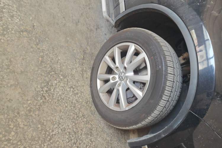 Used Volkswagen Touareg 2017 3.0 TSI Touareg Model Right Front Wheel Hub