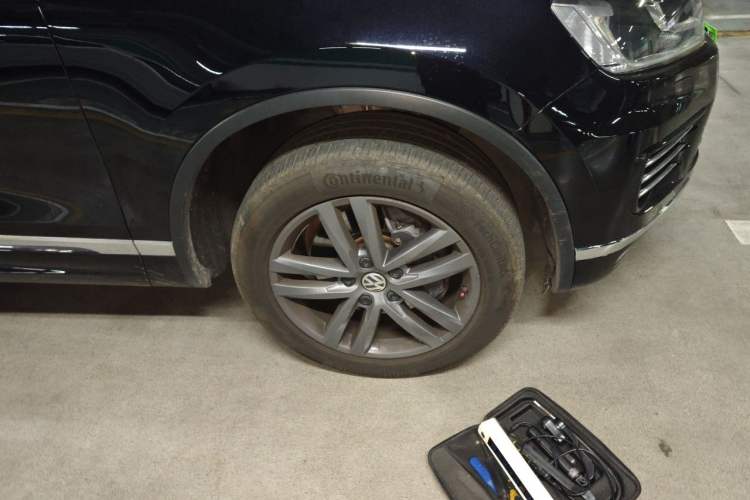 Used Volkswagen Touareg 2017 3.0 TSI Touareg Edition Right Front Wheel Hub