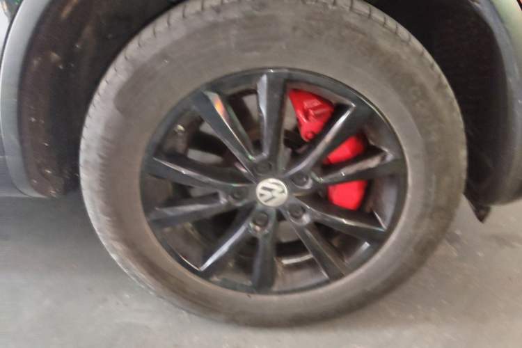 Used Volkswagen Touareg 2017 3.0 TSI Touareg Model Right Front Wheel Hub
