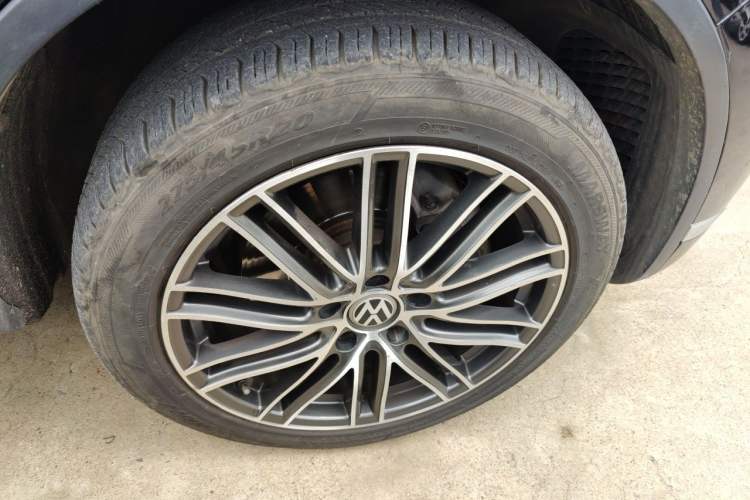 Used Volkswagen Touareg 2017 3.0 TSI Touareg Model Right Front Wheel Hub