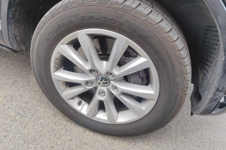 Used Volkswagen Touareg 2017 3.0 TSI Touareg Model Right Front Wheel Hub