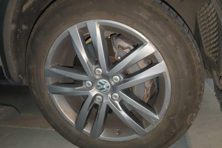Used Volkswagen Touareg 2017 3.0 TSI Touareg Edition Right Front Wheel Hub