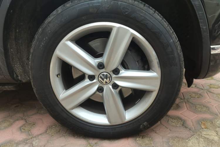 Used Volkswagen Touareg 2017 3.0 TSI Touareg Edition Right Front Wheel Hub