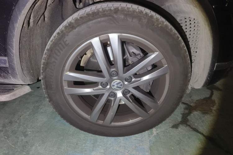 Used Volkswagen Touareg 2017 3.0 TSI Touareg Edition Right Front Wheel Hub
