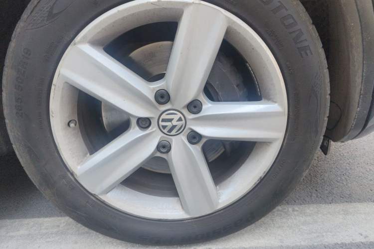 Used Volkswagen Touareg 2017 3.0 TSI Touareg Edition Right Front Wheel Hub