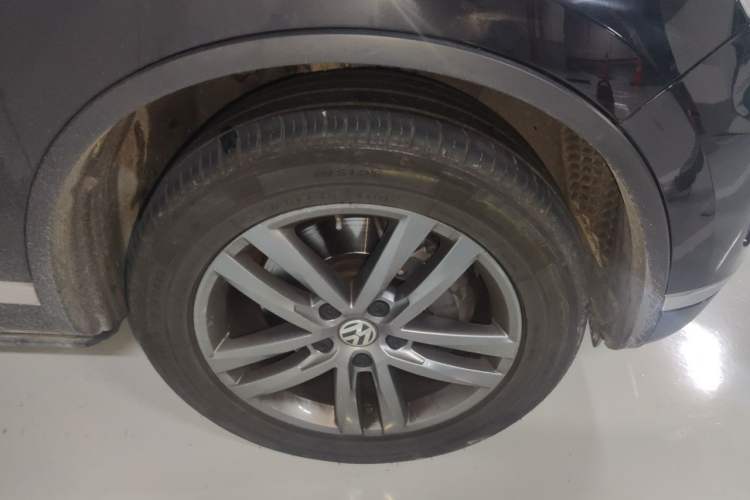 Used Volkswagen Touareg 2017 3.0 TSI Touareg Edition Right Front Wheel Hub