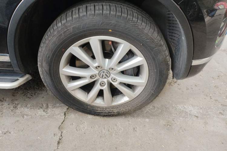 Used Volkswagen Touareg 2017 3.0 TSI Touareg Model Right Front Wheel Hub