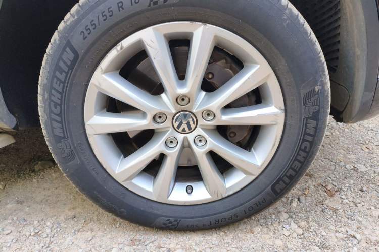 Used Volkswagen Touareg 2017 3.0 TSI Touareg Model Right Front Wheel Hub