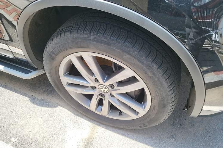 Used Volkswagen Touareg 2017 3.0 TSI Touareg Edition Right Front Wheel Hub
