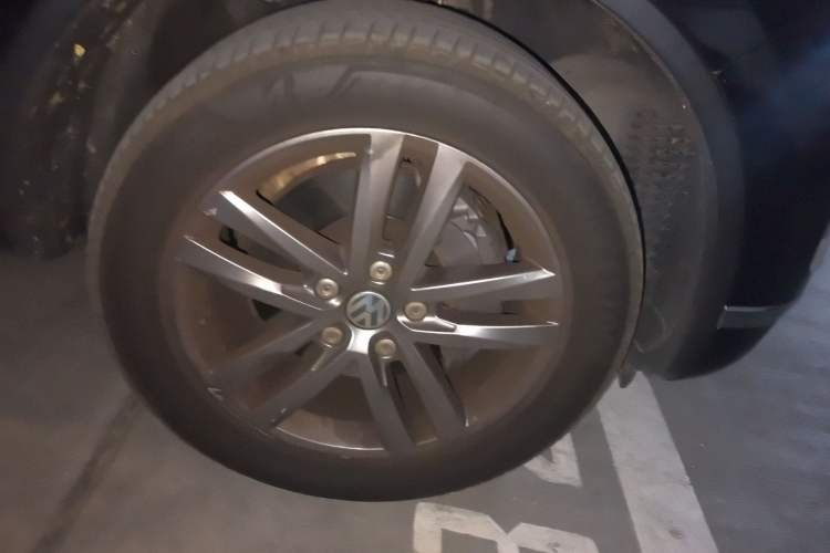 Used Volkswagen Touareg 2017 3.0 TSI Touareg Edition Right Front Wheel Hub