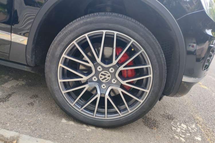Used Volkswagen Touareg 2017 3.0 TSI Yuyue Model Right Front Wheel Hub