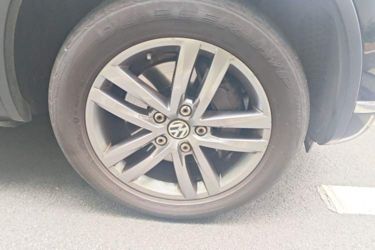 Used Volkswagen Touareg 2017 3.0 TSI Touareg Edition Right Front Wheel Hub