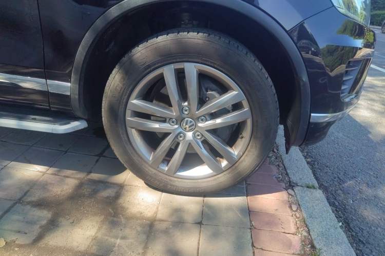 Used Volkswagen Touareg 2017 3.0 TSI Touareg Edition Right Front Wheel Hub