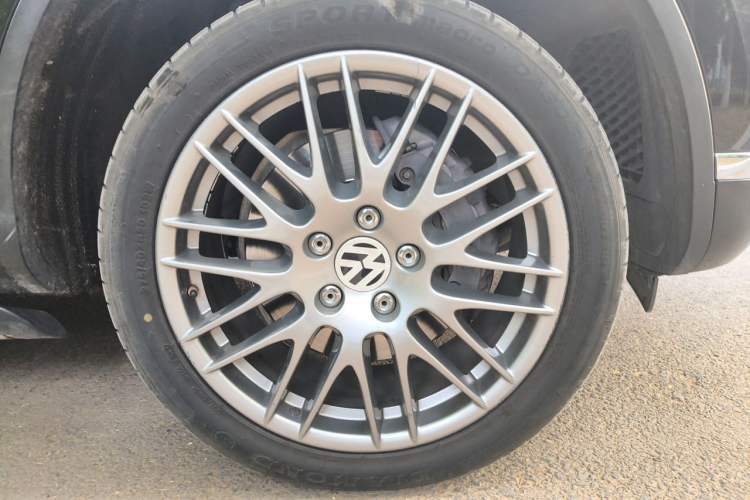 Used Volkswagen Touareg 2017 3.0 TSI Touareg Model Right Front Wheel Hub