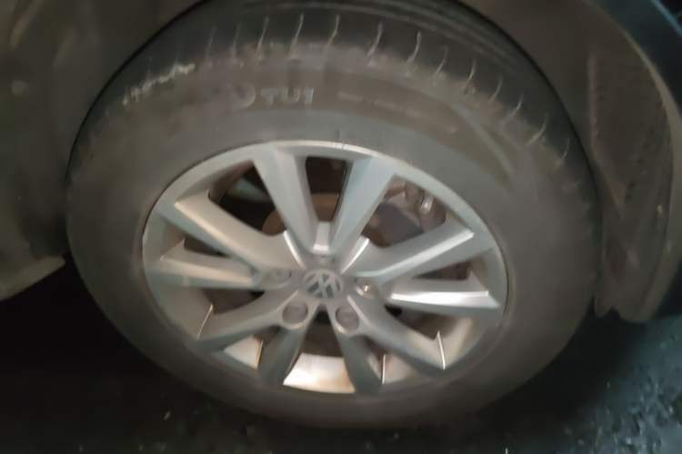 Used Volkswagen Touareg 2017 3.0 TSI Touareg Model Right Front Wheel Hub