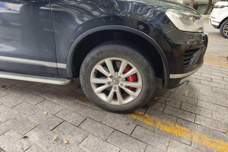 Used Volkswagen Touareg 2017 3.0 TSI Touareg Model Right Front Wheel Hub
