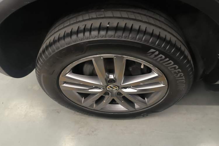 Used Volkswagen Touareg 2017 3.0 TSI Touareg Edition Right Rear Wheel Hub